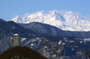 Torre_del_Buccione,_Madonna_del_Sasso_e_Monte_Rosa_in_inverno